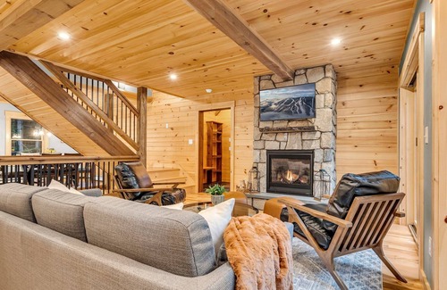 Bryant Pond Ski Chalet | NEW Chalet! Hottub|Arcade|Wet Bar|Slps12|Location!
