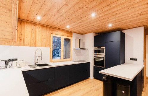 Montgenevre Ski Chalet | *NEW* Chalet La Ferme des Ours, 18 people with sauna, jacuzzi, home gym & cinema