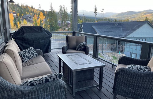 Rendezvous House | New chalet near skiing, hiking, fishing w/private hot tub, and mountain views