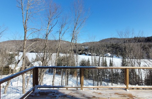Amherst House | New chalet with lake and mountain views 15 minutes from Tremblant!
