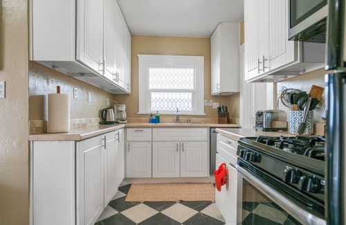 Corridor House | NEW! Charming Bungalow Centrally Located