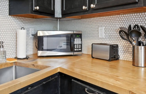 Divide Cabin | NEW! Charming Cabin w/Scenic Views near UC Health