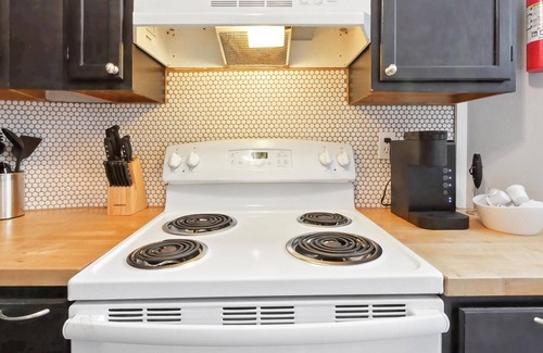Divide Cabin | NEW! Charming Cabin w/Scenic Views near UC Health