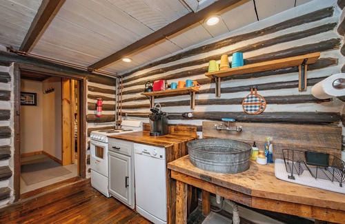 Thayerville House | New! Charming Dog Friendly Retreat w/Hot Tub