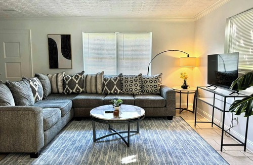 Hyde Park House | New! Charming Home, WIFI, TV, & Great Value