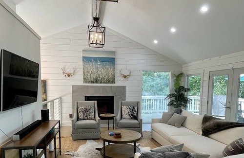 Gainesville House | NEW - Charming Lakefront Cottage with 2-Story Dock on Deep Water