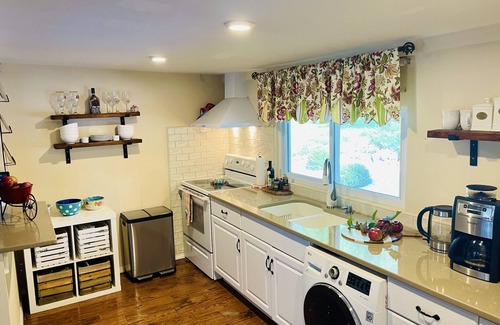 Plymouth House | NEW! Charming Lakefront House
