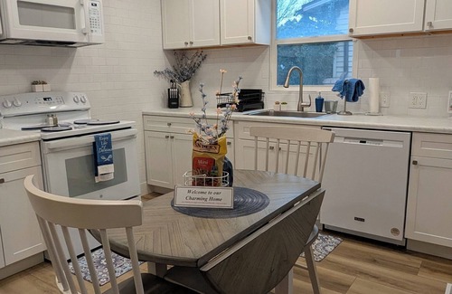 Murray House | New Charming Murray 2 BR Home just 20 min to mtns or downtown, 5 min to IMC.