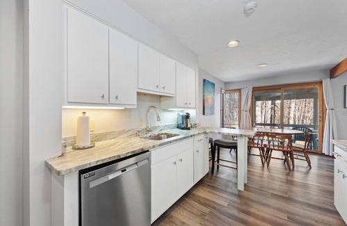 Gilford House | NEW! Charming Townhouse + Shared POOL