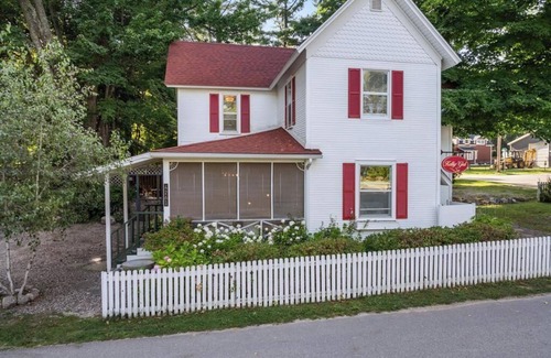 Walloon Lake House | *NEW* Charming Walloon Cottage with Dock Access!