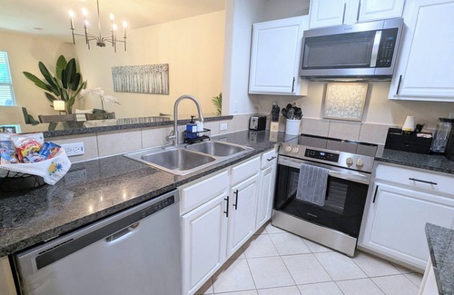 Brookshire House | NEW Charming Warm Retreat for 8 Fully Equipped Fast WiFi Modern Comforts