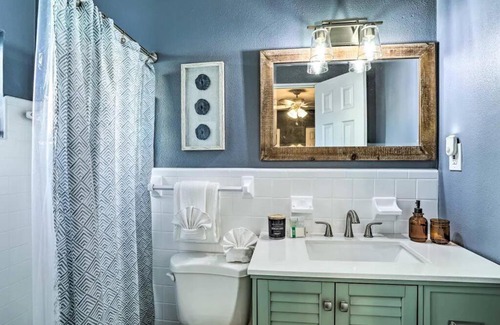 South Pinellas Community Council House | NEW! Cheerful bungalow with hot tub near beaches
