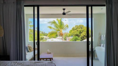Gibbes House | New CHIC 3BR Villa Walk to Beach Pool & Terrace
