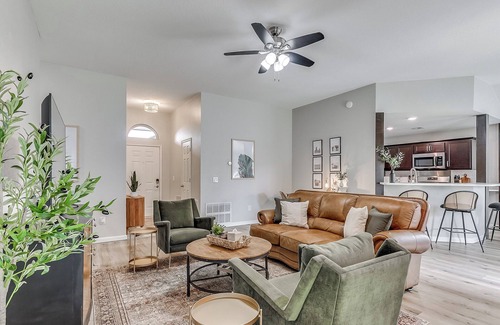 Edmond House | New! Chic & comfortable home in central Edmond w/two King rooms/yard/EV charger!