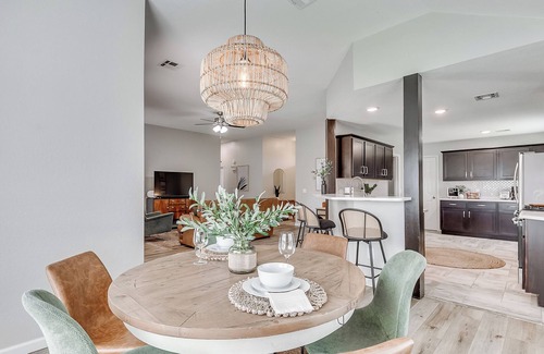 Edmond House | New! Chic & comfortable home in central Edmond w/two King rooms/yard/EV charger!