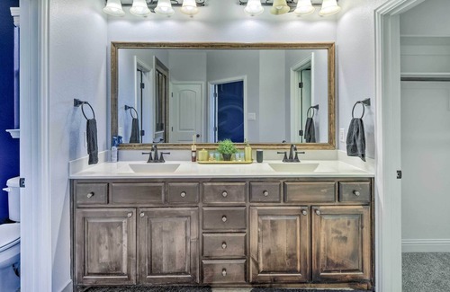 South Arlington House | NEW! Chic Grand Prairie Townhome w/ Fenced Yard!