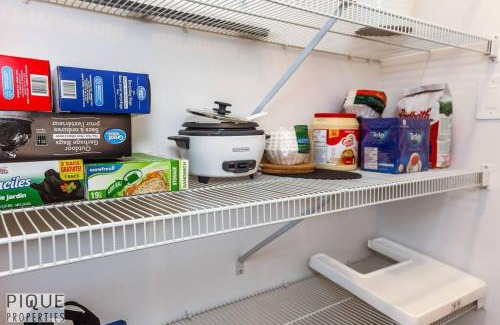 Southwest Edmonton House | *New*Chic Modern Home*King bed*Foosball*Sleeps 8!