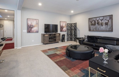Spring Valley House | New Chic Relaxing Modern Vacation Home Near Strip