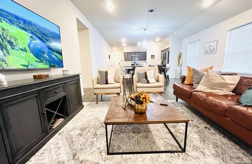 Aubrey House | New-clean Gorgeous home King/3Queen/2Twin beds Perfect for long stays!