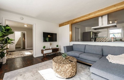 Veterans Park House | *NEW* Clean, Modern Paradise! *Walk to River/Lake*