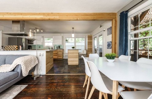 Veterans Park House | *NEW* Clean, Modern Paradise! *Walk to River/Lake*