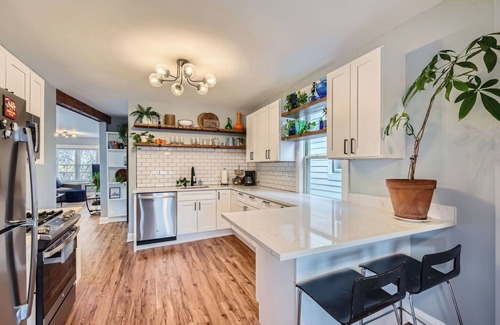 Irving Park East Apartment | NEW, clean & sunny, 2bd, private deck, 15min to Wrigley!
