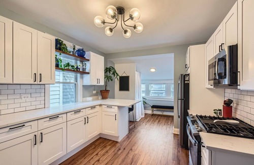 Irving Park East Apartment | NEW, clean & sunny, 2bd, private deck, 15min to Wrigley!