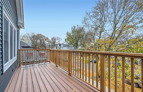 Irving Park East Apartment | NEW, clean & sunny, 2bd, private deck, 15min to Wrigley!