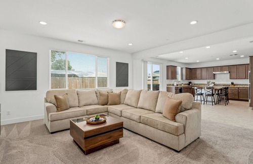 Clovis House | NEW Clovis House - 4 Bed: 3 Bath - Hot Tub - Garage