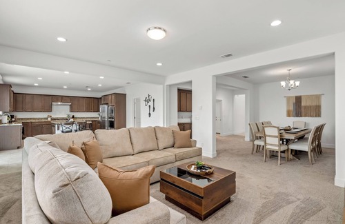Clovis House | NEW Clovis House - 4 Bed: 3 Bath - Hot Tub - Garage