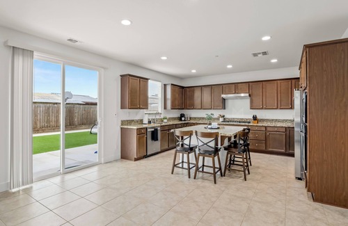 Clovis House | NEW Clovis House - 4 Bed: 3 Bath - Hot Tub - Garage