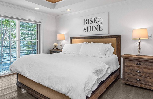Lake Shore House | NEW! Coastal Elegance on Gull Lake