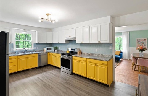 Stanley Cottage | NEW Colorful Cottage + Hot Tub + Pets + 15 min to LAKEn