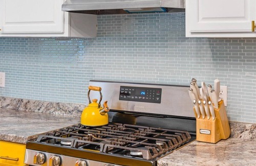 Stanley Cottage | NEW Colorful Cottage + Hot Tub + Pets + 15 min to LAKEn