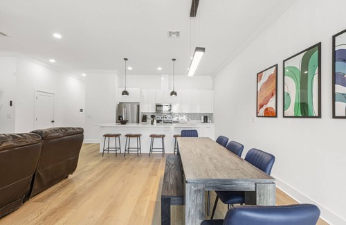 Tampa House | NEW! Columbus Cove - Luxury Tampa Townhome with 85 Inch TV, Game Room, Patio