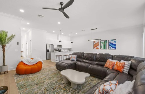 Tampa House | NEW! Columbus Cove - Luxury Tampa Townhome with 85 Inch TV, Game Room, Patio