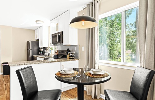 Roseville Apartment | New! Comfortable 1BR Upper Flat, Roseville Downtown