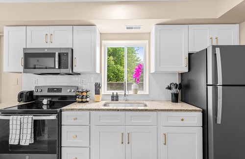 Roseville Apartment | New! Comfy & Cozy Private Studio Flat