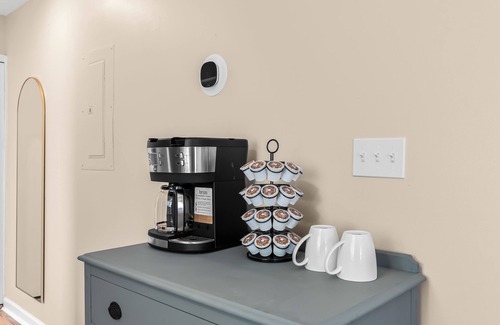 Roseville Apartment | New! Comfy & Cozy Private Studio Flat