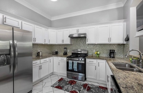 West Dallas House | NEW! Comfy Family Sized Home, located about 5 minutes from DOWNTOWN DALLAS!