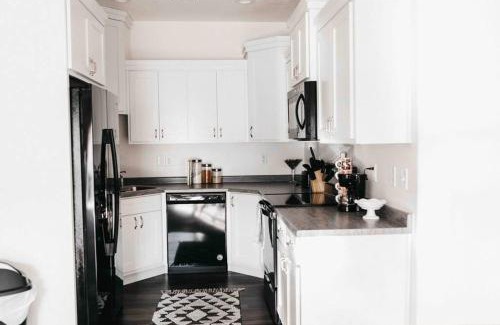 Logan House | NEW CONDO Cache Valley 3BR 2BA - Sleeps 7