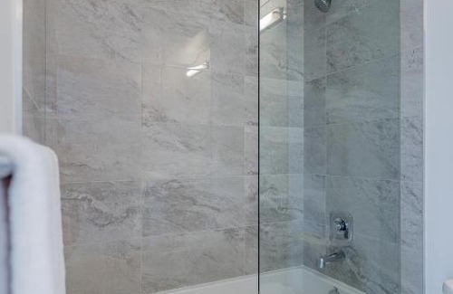 St. Lawrence Apartment | New Condo in Downtown Toronto with CN Tower View