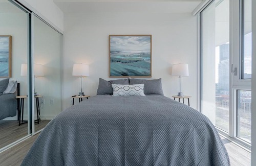 St. Lawrence Apartment | New Condo in Downtown Toronto with CN Tower View
