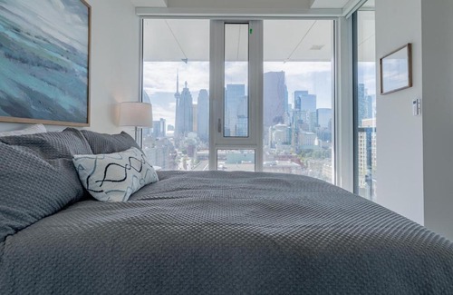 St. Lawrence Apartment | New Condo in Downtown Toronto with CN Tower View