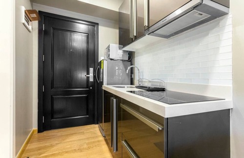 Downtown Condo | New Condo in Makati with Wifi, Pool & Netflix!