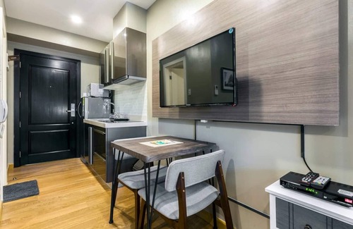 Downtown Condo | New Condo in Makati with Wifi, Pool & Netflix!