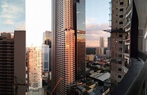 Downtown Condo | New Condo in Makati with Wifi, Pool & Netflix!