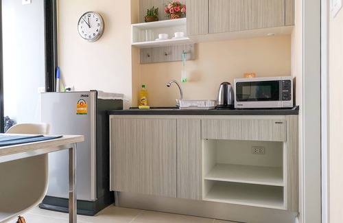 Bangkok Apartment | New Condo Pool & Gym near Fashion Island Mall