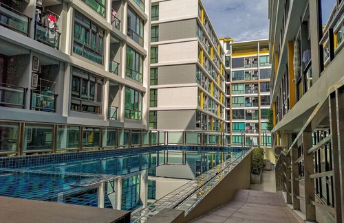 Bangkok Apartment | New Condo Pool & Gym near Fashion Island Mall