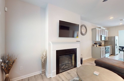 Union City House | New construction 3 bedroom townhouse 11min from Hartsfield Atlanta Airport.